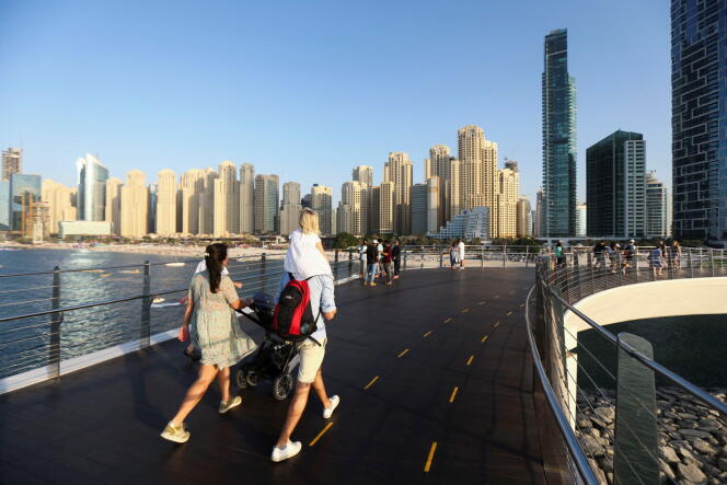 Sur un pont piétonnier de l’île Bluewaters, à Dubaï, aux Emirats arabes unis, le 8 décembre 2021.