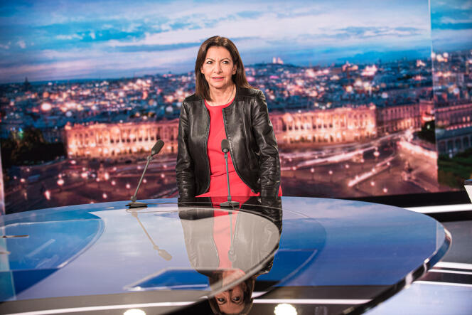 Anne Hidalgo sur le plateau du journal télévisé de 20 heures de TF1, le 8 décembre 2021.