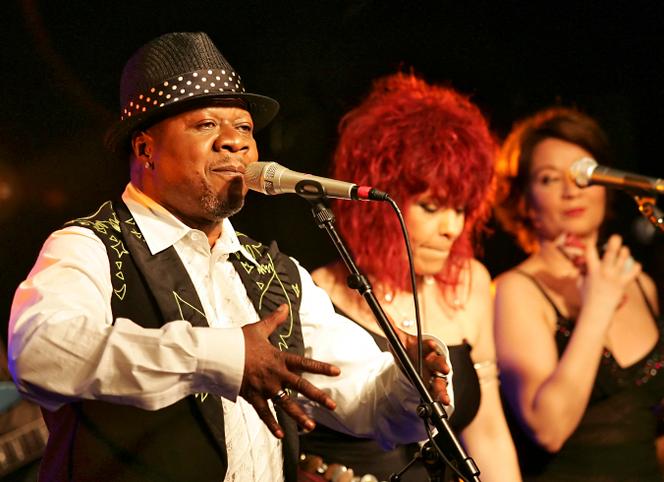 Le chanteur congolais Papa Wemba, surnommé le « roi de la rumba », lors d’un concert au New Morning à Paris en février 2006.
