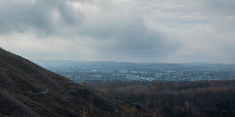 Loos-en-Gohelle, le 6 décembre 2021. Arrivée sur le plateau (les terrils jumaux sont reliés par un plateau).Vue panoramique à droite un une partie d'un des terrils jumaux.