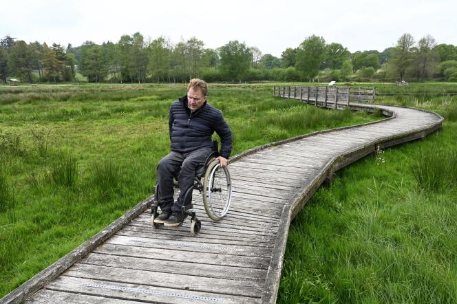 Yann Jondot, alors maire de Langoëlan (aujourd’hui premier adjoint) autour de l’étang du Dordu sur un cheminement très compliqué pour son fauteuil, le 27 avril 2020 .