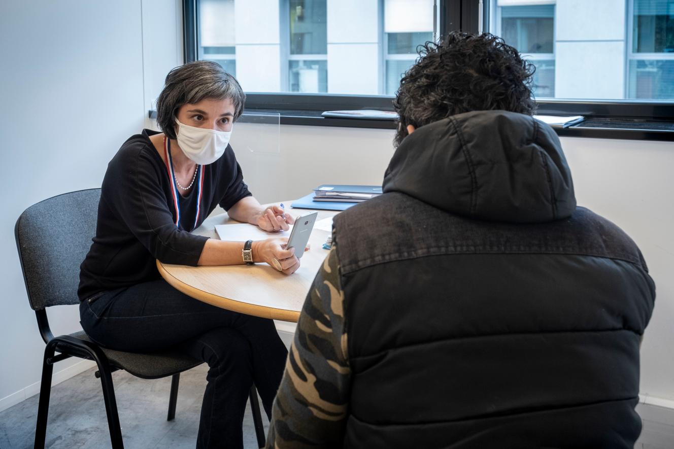 Anne Del Puppo, conseillère pénitentiaire d’insertion et de probation lors d'un entretien avec un détenu, à Lyon, le 26 novembre 2021.