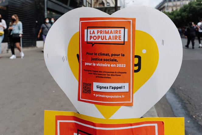 Une affiche en faveur de la Primaire populaire à Paris, le 6 juin 2021.