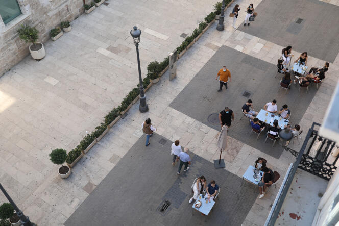 Des personnes en terrasse d’un bar à Valence, en Espagne, le 18 mai 2020, alors que le premier confinement s’assouplit.