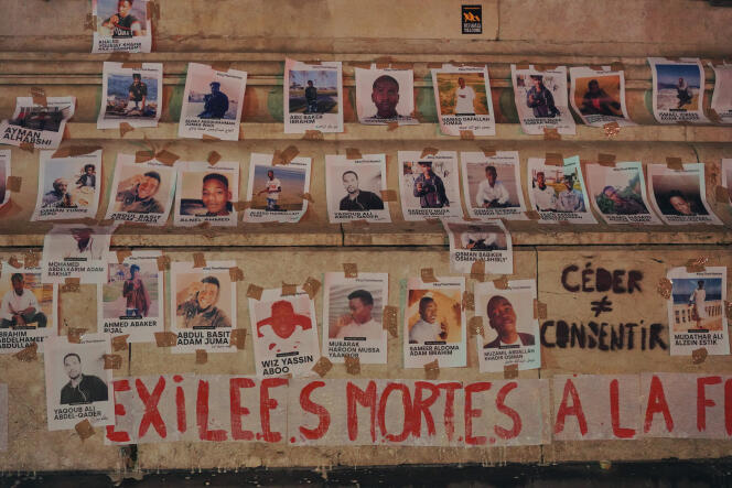 Portraits affichés lors d’un rassemblement place de la Republique pour rendre hommage aux 27 personnes qui ont perdu la vie au large de Calais dans le naufrage de leur embarcation, alors qu’elles essayaient de rejoindre l’Angleterre, à Paris, le 25 novembre 2021.