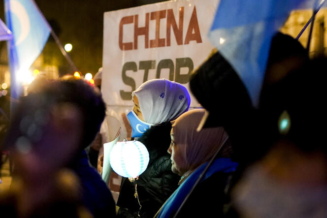 Des manifestants réunis devant l’ambassade chinoise à Londres, le 9 décembre 2021.