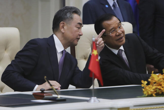 Chinese Foreign Minister Wang Yi and Cambodian Prime Minister HunSen on October 12, 2020, in Phnom Penh.