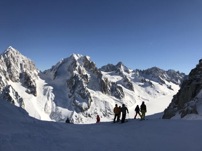 L’aiguille du Chardonnet (à gauche) et l’aiguille d’Argentière, dans le domaine skiable des Grands Montets (haut de la vallée de Chamonix).