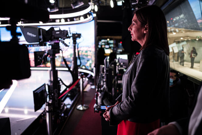 Anne Hidalgo, candidate PS à l’élection présidentielle, au journal télévisé de 20 heures de TF1, à Boulogne Billancourt, le 8 décembre 2021.