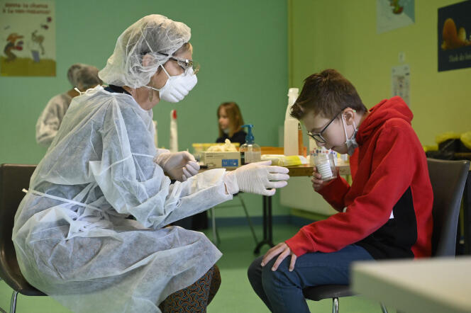 Au centre éducatif de Lavoncourt (Haute-Saône), un enfant fait un test salivaire, le 1er mars 2021.
