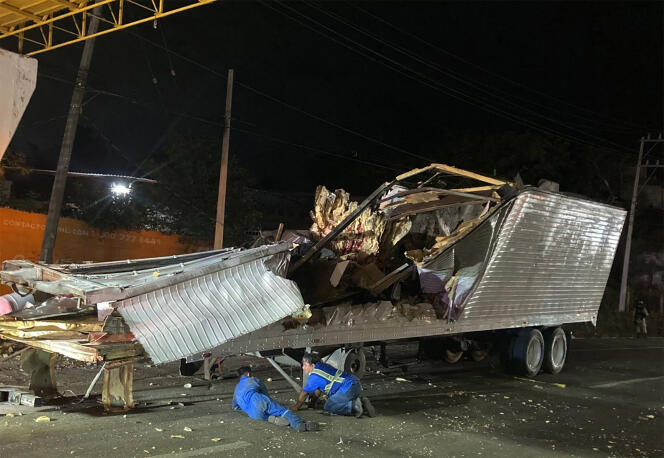 Cuarenta y nueve inmigrantes ilegales murieron instantáneamente, otros seis en el hospital, luego de que la cabina de un camión se estrellara contra una pared cerca de Tuxtla Gutiérrez en el estado mexicano de Chiapas el jueves 9 de diciembre.