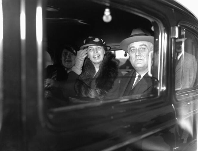 Eleanor Roosevelt (au centre), avec son mari Franklin Delano Roosevelt, en mars 1934, à Washington.