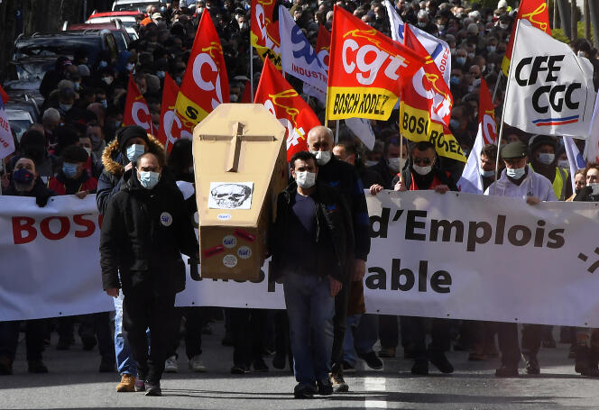 Bosch employees demonstrate against the job cuts at the Rodez plant (Aveyron) on March 19, 2021.