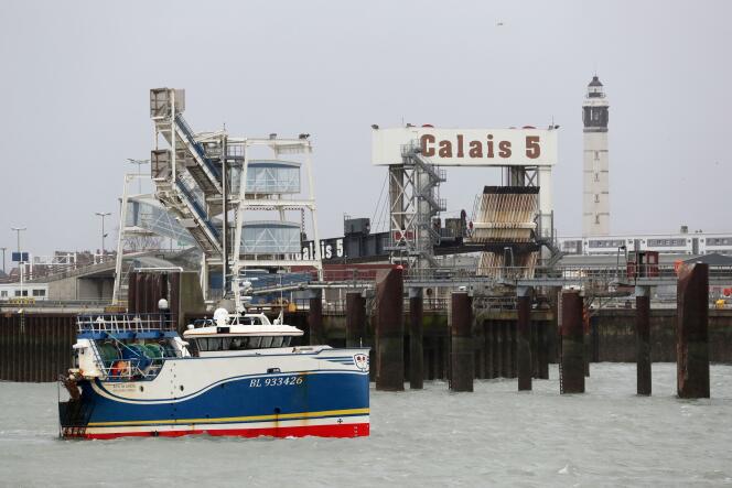 Des pêcheurs français sur leur chalutier participent au blocage du port de Calais, le 26 novembre 2021.