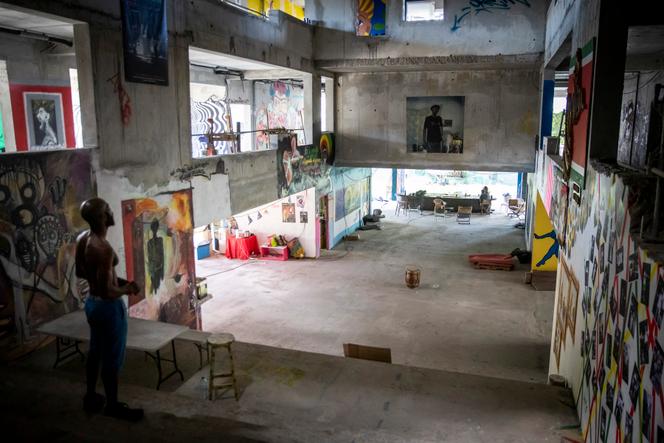 A l’intérieur du Centre des arts et de la culture de Pointe-à-Pitre, en Guadeloupe, fermé pour travaux, investi par le collectif d’artistes Kolèktif Awtis Rézistans, le 2 décembre 2021.
