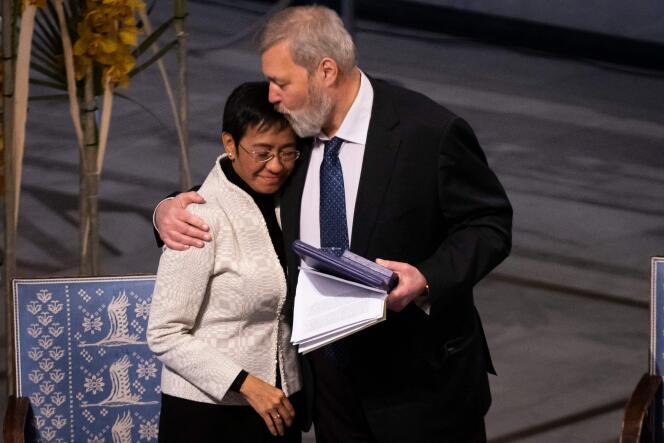 La lauréate du prix Nobel de la paix Maria Ressa et son co-lauréat, Dmitri Mouratov, lors de la cérémonie de remise du prix, le 10 décembre 2021, à Oslo.