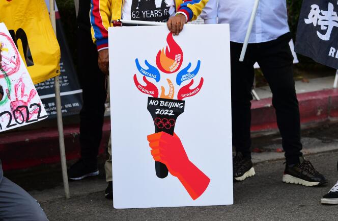 Manifestation devant  le consulat chinois,  à Los Angeles, pour appeler au boycottage des JO de Pékin, le 3 novembre.