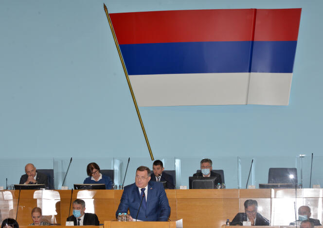 L’élu serbe à la présidence tripartite de Bosnie, Milorad Dodik, le 10 décembre 2021 devant le Parlement de Banja Luka.