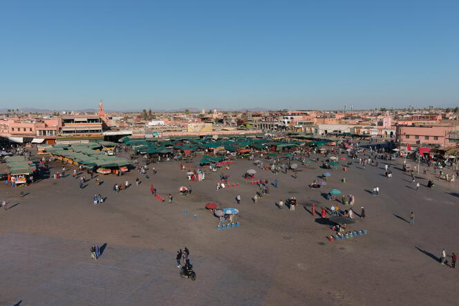 La place Jemaa el-Fna à Marrakech, le 8 novembre 2021. Les professionnels du tourisme s’alarment de l’impact dévastateur de la fermeture des frontières sur ce secteur vital pour l’économie marocaine.