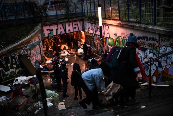 Evacuation des migrants du tunnel dans lequel ils vivaient, dans le 19e arrondissement de Paris, le 10 décembre 2021.
