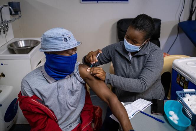 Vaccination contre le Covid-19 dans une clinique de Johannesburg, en Afrique du Sud, le 8 décembre 2021.