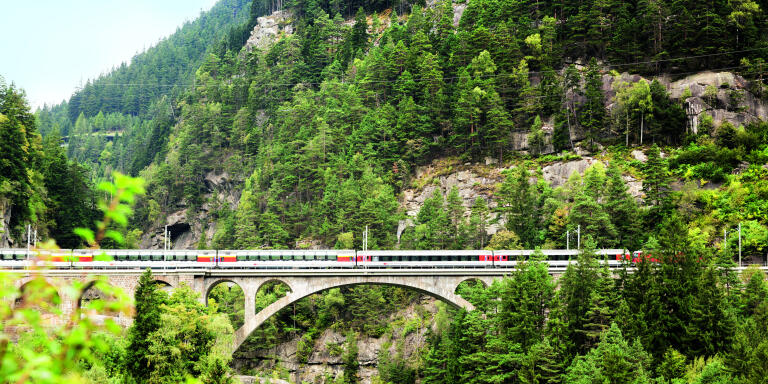 Schweiz. ganz natuerlich.                                      Der Gotthard Panorama Express zaehlt zweifellos zu den herausragenden OeV-Erlebnissen des Landes. Aus dem Tessin fuehrt die Reise per Bahn ueber die legen- daere Gotthard-Bergstrecke und dann mit dem Dampfschiff weiter Richtung Luzern.