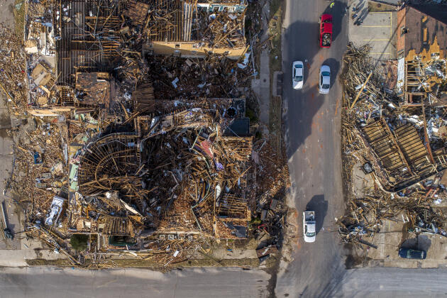 Bâtiments éventrés, arbres et briques éparpillés dans les rues de Mayfield, une ville de 10 000 habitants à l’épicentre de la catastrophe, le 11 décembre 2021.