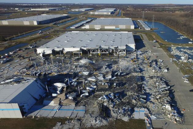 A Edwardsville dans l’Illinois, la force des vents a en partie arraché le toit d’un entrepôt d’Amazon, causant la mort d’au moins six personnes, le 11 décembre 2021.