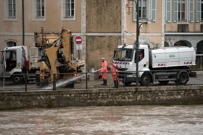 In Bayonne, on December 11, 2021, city hall employees clean the banks of the Nive after the floods.