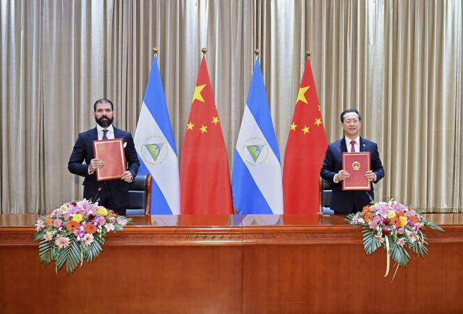 Laureano Ortega Murillo, fils du président du Nicaragua, et Ma Zhaoxu, vice-ministre chinois des affaires étrangères, à Tianjin, dans le nord de la Chine, vendredi 10 décembre 2021.