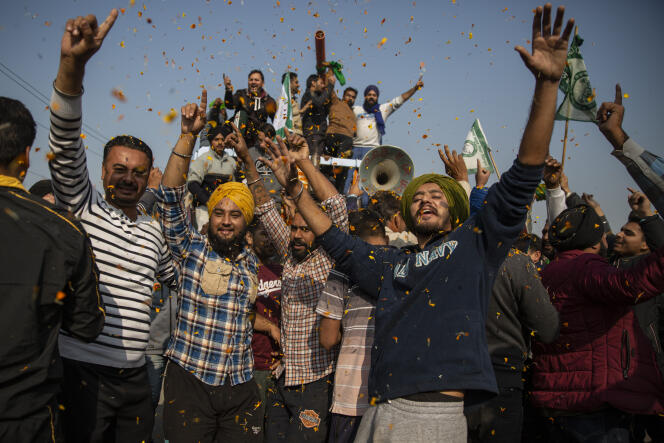 Des agriculteurs indiens dansent et célèbrent leur lutte victorieuse, près de New Delhi (Inde), le 11 décembre 2021.