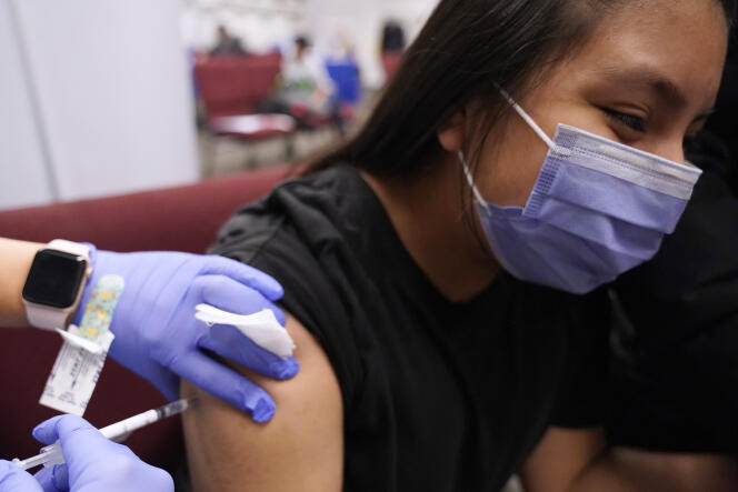 Une jeune fille se fait vacciner contre le Covid-19, à Chicago, le 11 décembre 2021.