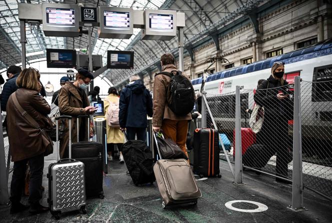 Des voyageurs sur les quais TGV de la gare de Bordeaux, le 25 novembre 2021.