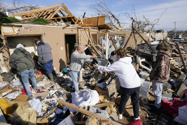 Des habitants de Mayfield (Kentucky) tentent de sauver des objets des décombres,  le 11 décembre 2021.