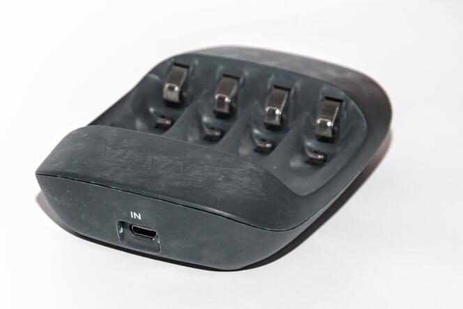 Le port Micro-USB du Varta Eco est situé dans un petit renfoncement. Celui-ci est un peu étroit, certaines prises peuvent frotter sur les bords.