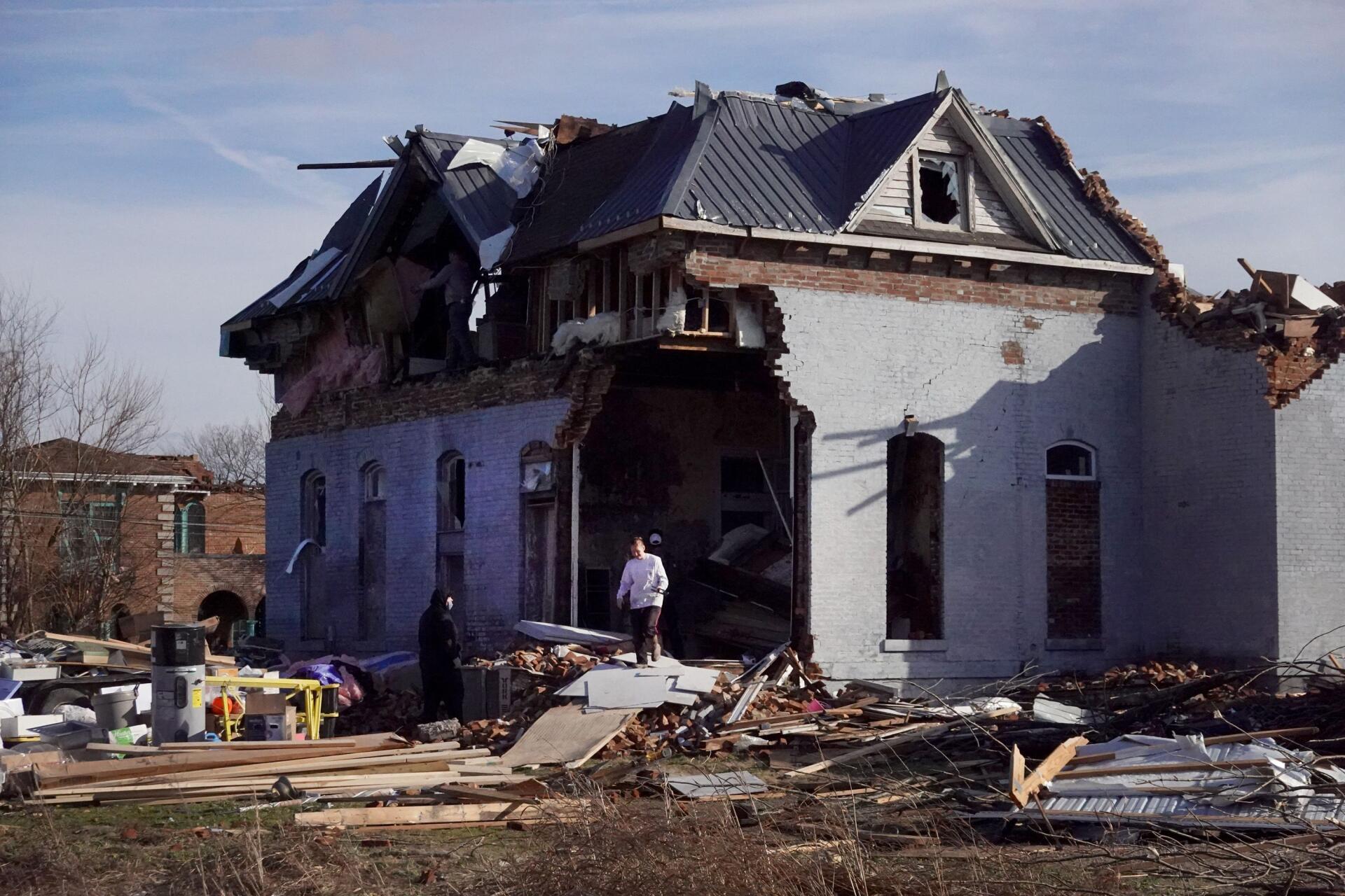 Tornado przedarło się przez większość dachu i ścian tego domu w Mayfield, tutaj 11 grudnia.