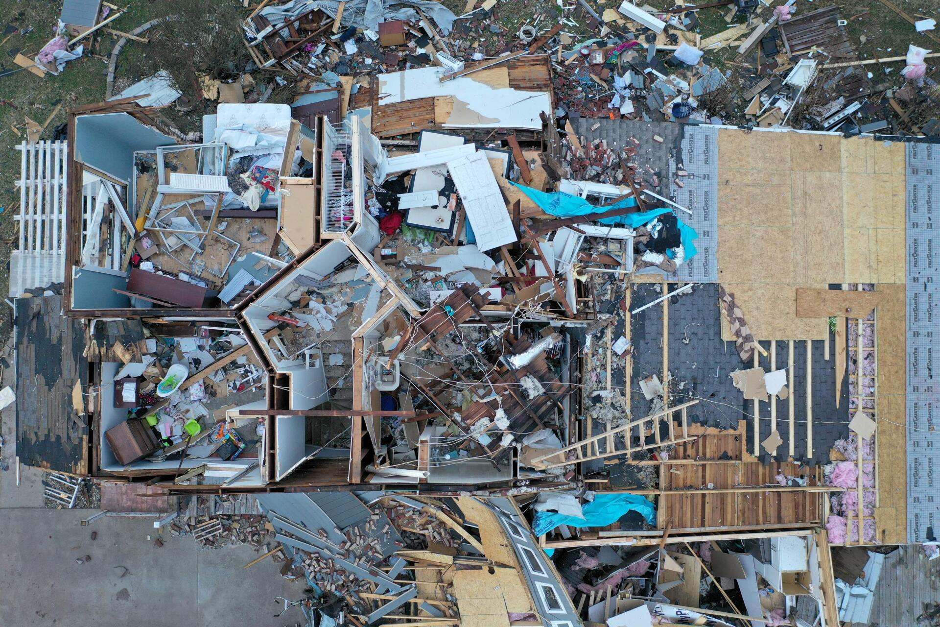 Widok z lotu ptaka domu zniszczonego przez tornado w dużej skali w Mayfield.