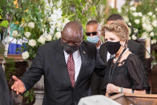 Le président sud-africain, Cyril Ramaphosa, avec Elita Georgiades, la veuve de Frederik de Klerk, lors de l’hommage à l’ancien chef d’Etat, le 12 décembre 2021, au Cap.