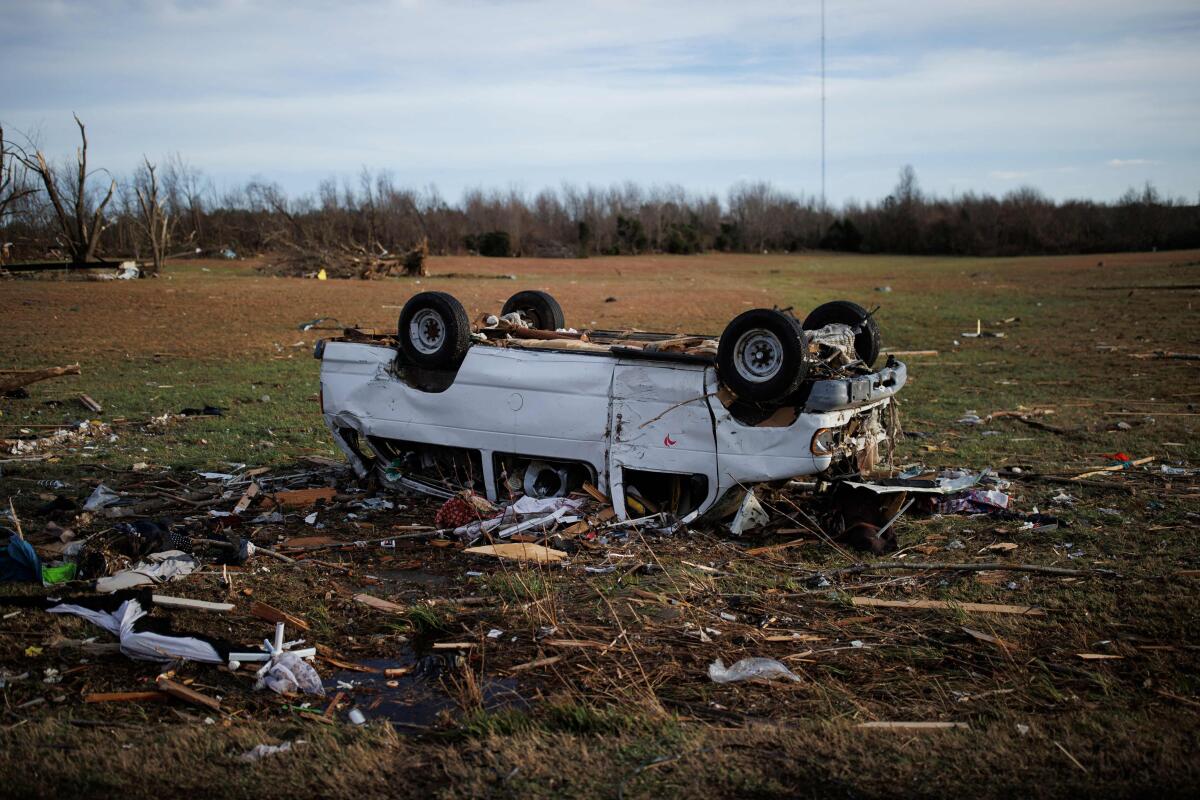 Samochód przewrócony przez tornado w Mayfield 11 grudnia.