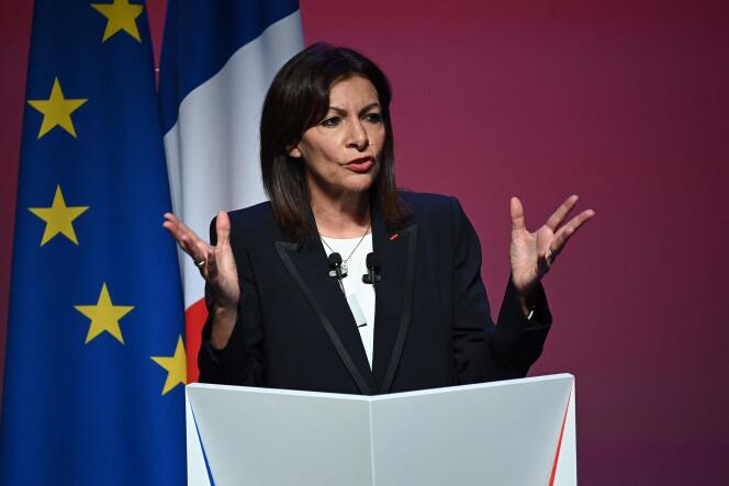 Anne Hidalgo, mayor of Paris and socialist candidate for the 2022 presidential election, during a meeting in Perpignan, in front of the French and European flags, on December 12, 2021.
