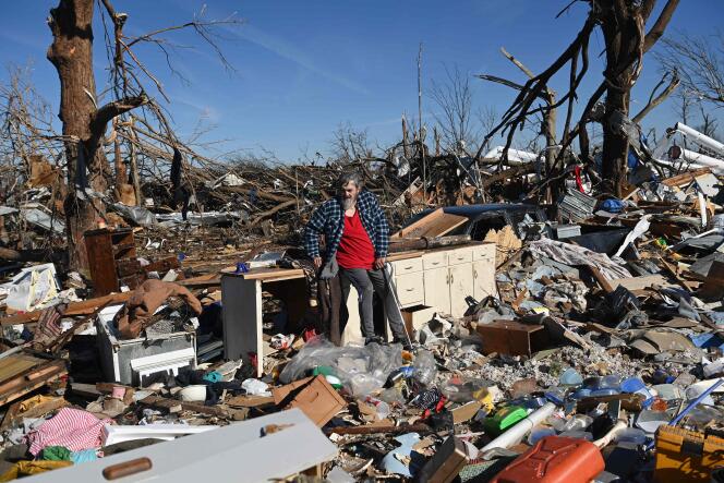 Bogdan Gaicki au milieu des ravages causés par la tornade qui a frappé Mayfield, Kentucky, le 12 décembre. (Photo by Brendan SMIALOWSKI / AFP)