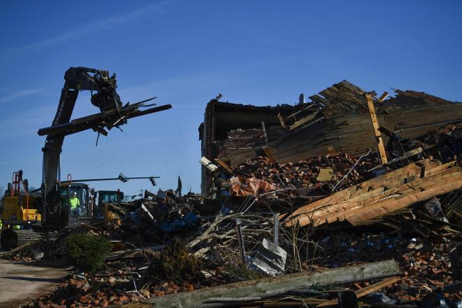 Des ouvriers commencent le travail de démolition des bâtiments détruits par la tornade, à Mayfield, Kentucky, le 12 décembre (Photo by Brendan Smialowski / AFP)