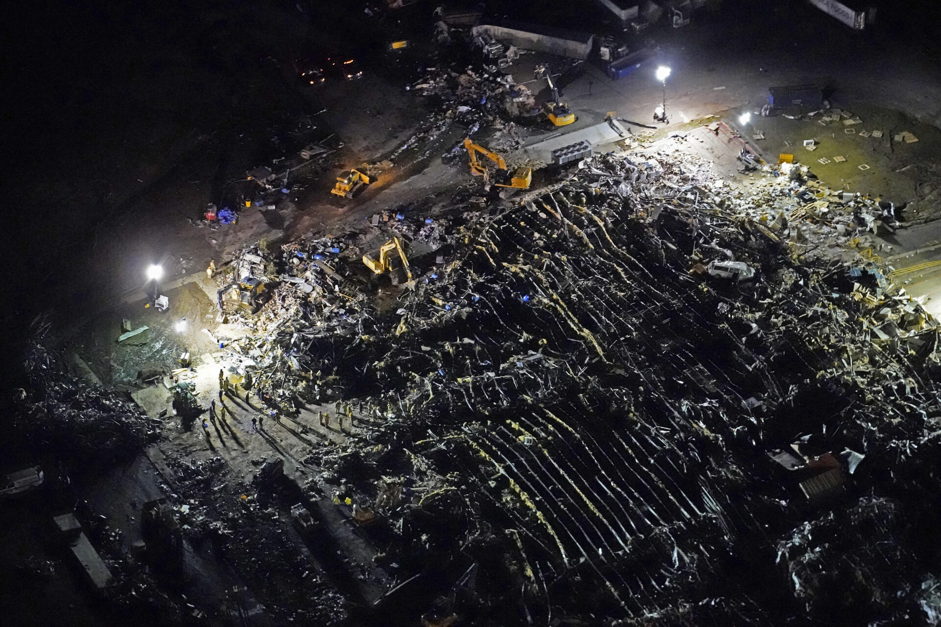 Ratownicy szukają ocalałych pod gruzami fabryki w Mayfield, Kentucky, sobotni wieczór, 11 grudnia.
