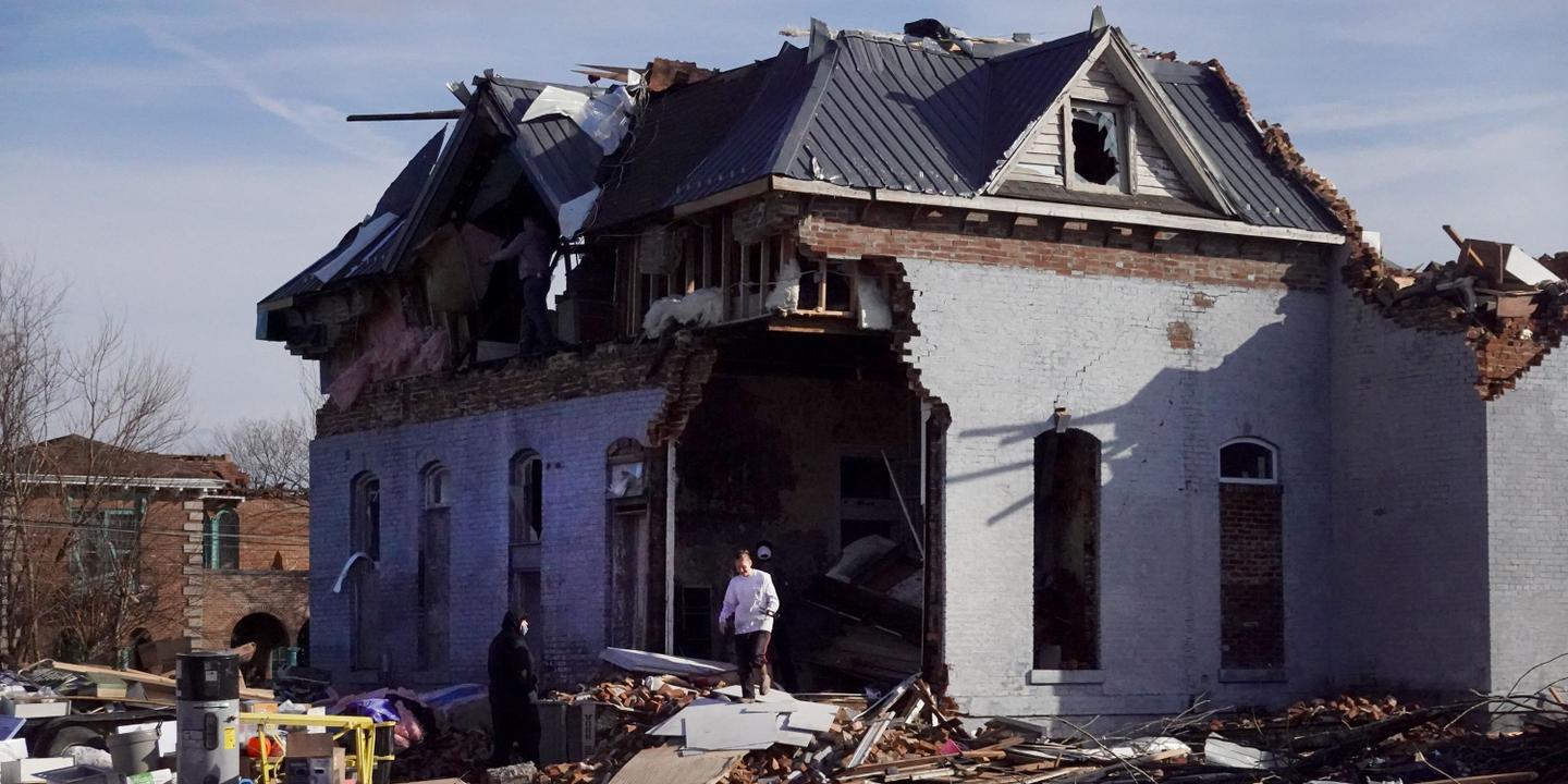 W Stanach Zjednoczonych poszukiwania ocalałych po śmiertelnych tornadach przebiegają przez centralną i południową część kraju