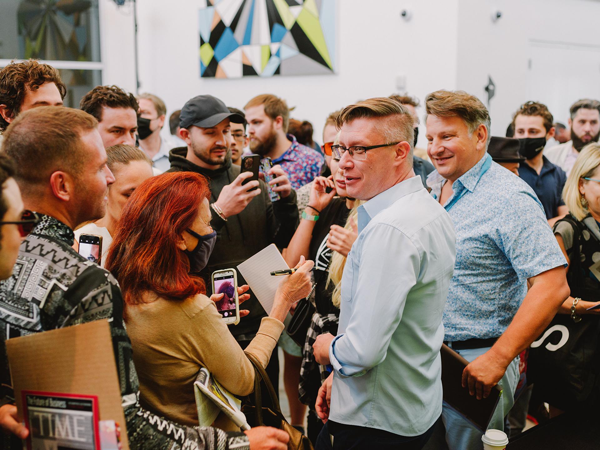 Kunstner Mike Winkelmann, alias Beeple, ved Art Basel Miami.  I mars ble den amerikanske grafikerens arbeid, som samlet 5000 digitale bilder, auksjonert på nett for 69,3 millioner dollar.