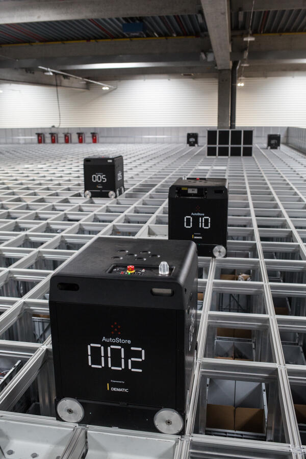 Une partie des robots composants l'AutoStore, dans l'entrepôt de Snowleader, au Versoud (Isère), le 30 novembre 2021.
