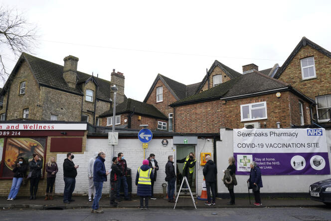 Des personnes font la queue pour se faire vacciner, à Sevenoaks, en Angleterre, le 13 décembre 2021.