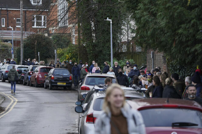 A long queue has formed around the pharmacy in Sevenoaks (England), in the hope of receiving a booster dose of the Covid-19 vaccine, on December 13, 2021.