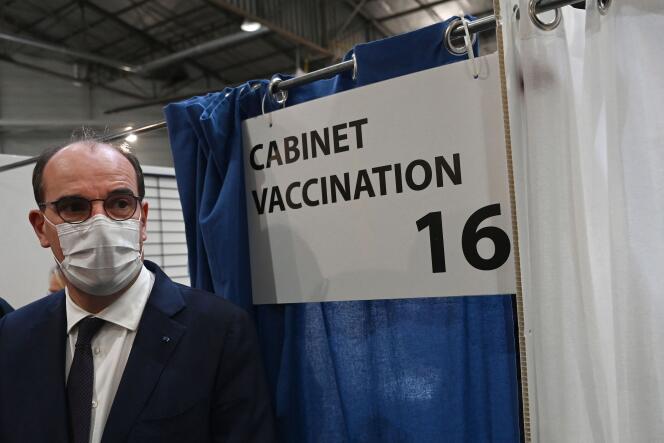 Le premier ministre, Jean Castex, visite le centre de vaccination du parc Chanot, à Marseille, lundi 13 décembre 2021.