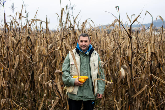 Zivko Petkovic est un agriculteur du village, sa famille est installée dans la région depuis trois siècles. Gornje Nedeljice, Serbie, le 11 décembre 2021.